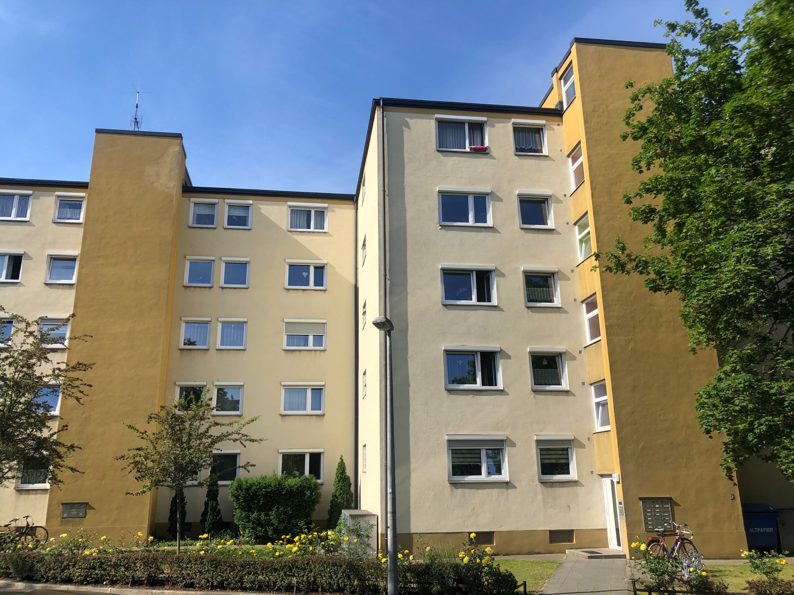 Helle 4-Zimmer-Dachgeschosswohnung mit Aufzug, Balkon und Blick über Nürnberg